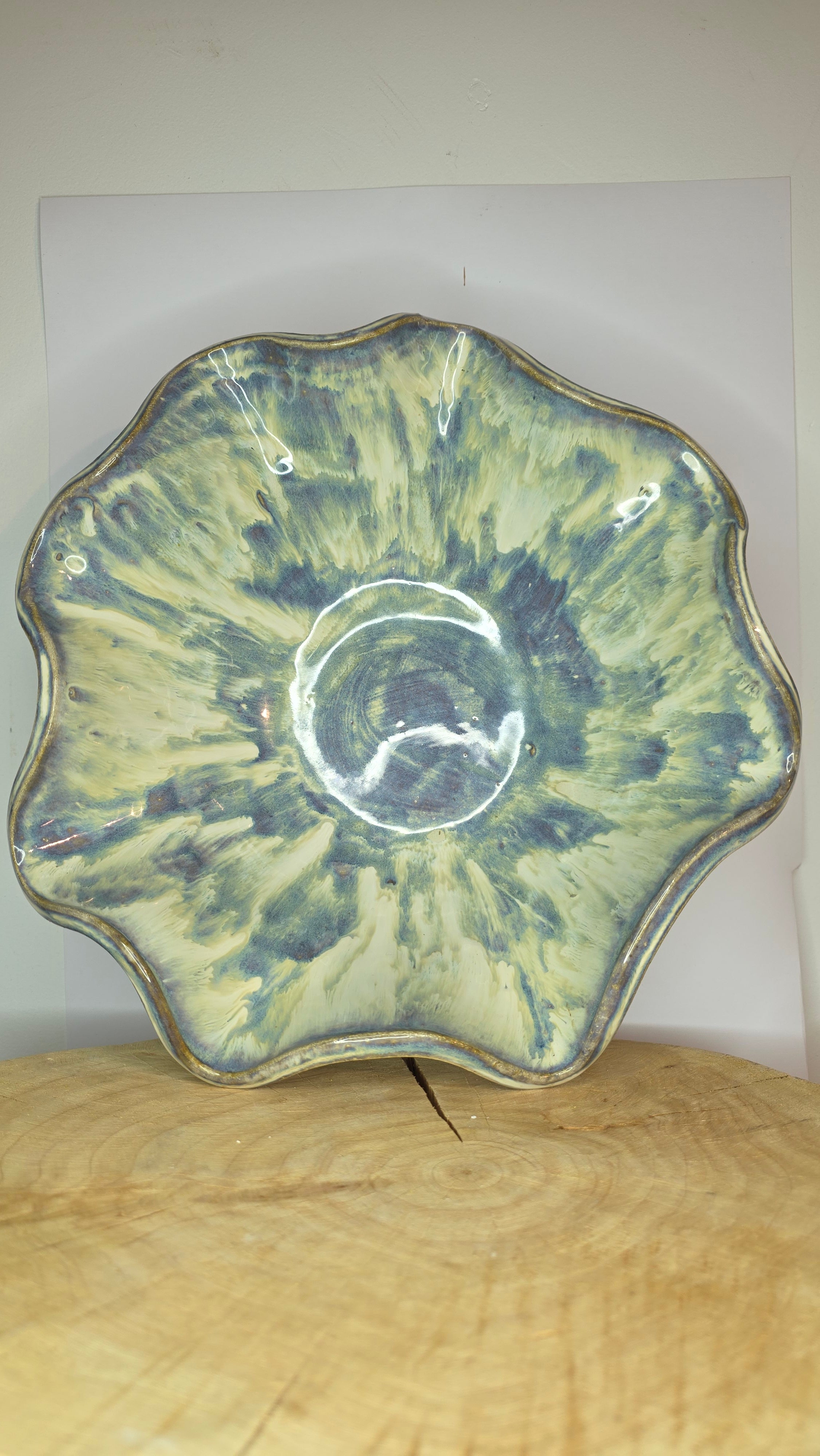 Wavy bowl